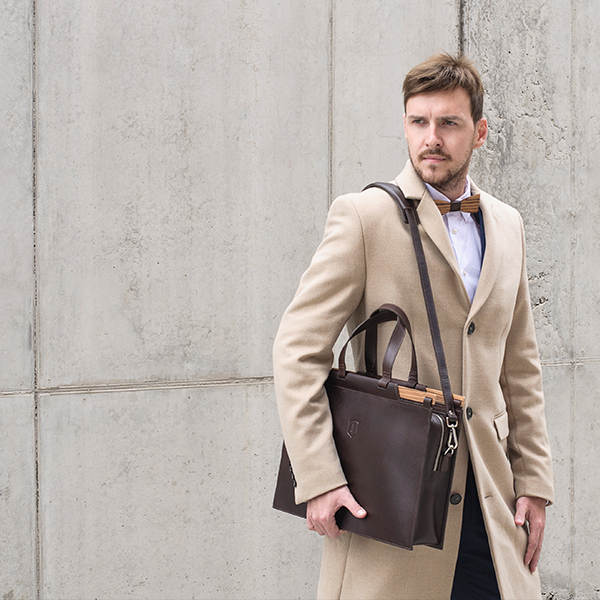 Kouzelník Pavel Dolejška v béžovém kabátě s luxusní koženou taškou Lineari Handbag